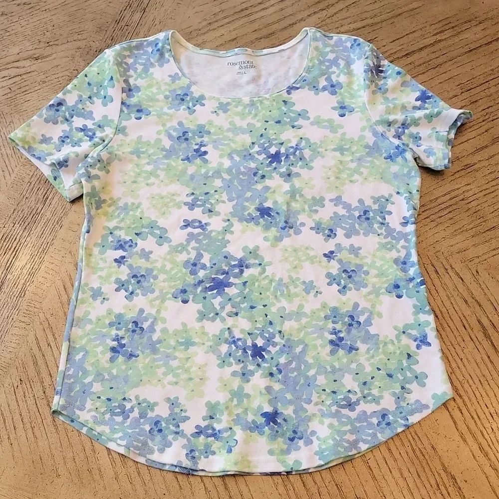 Cute Floral print t shirt size L 💚💙